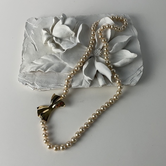 Vintage Champagne Pearls with Gold Bow Clasp - Picture 4 of 11